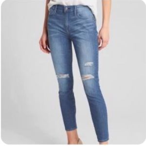 Gap mid rise “True Skinny” cropped jeans…medium wash size 31